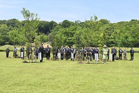 ２１世紀の森と広場で行われた記念植樹の様子