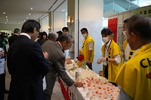 千葉県の内陸に位置する富里市さんのスイカの試食を提供