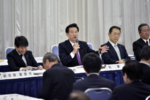千葉県市長会市政懇談会で発言する知事の写真