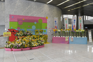 県庁1階ロビーに飾られた花
