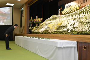 東日本大震災八周年千葉県・旭市合同追悼式で祭壇に一礼する知事