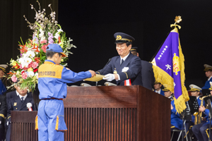「第69回千葉県消防大会」で表彰を行う知事