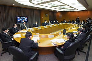 第51回千葉県新型コロナウイルス感染症対策本部会議で発言する知事