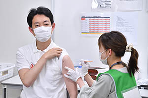 ワクチンの追加接種を受ける知事