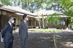 富里市の旧岩崎家末廣別邸を視察する知事