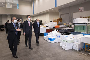 成田市公設地方卸売市場を視察する成田市長と知事