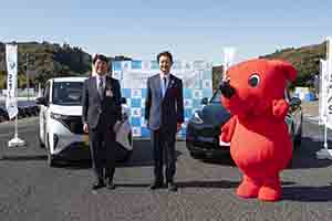 千葉県と住友三井オートサービス㈱の共催による 県内企業向け電気自動車（EV）試乗会・記念セレモニーの様子