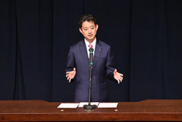 新規採用職員辞令交付式で挨拶する知事