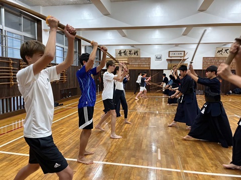 同市の生徒が佐倉高校を訪問し剣道を体験している写真