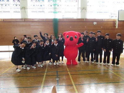 早野中学校生徒とチーバくん