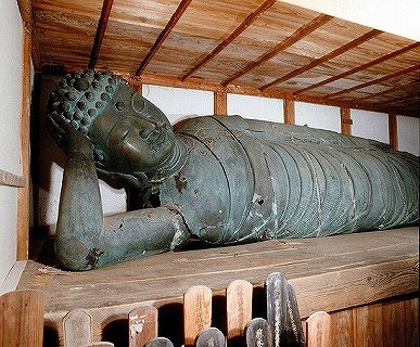 銅造釈迦涅槃像