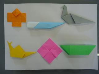 折り紙の作品6つが紙面上に置かれている