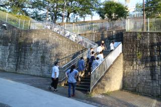 避難訓練の様子。太田山公園の階段を登っていく生徒。