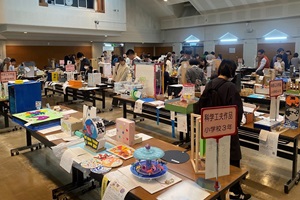 昨年度の児童生徒・教職員科学作品展の展示会場の写真