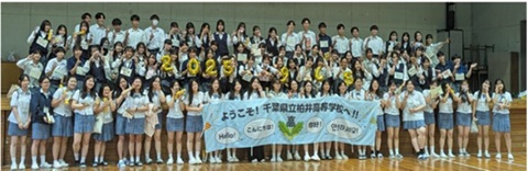 県立柏井高校と井邑（チョンウプ）女子高等学校の生徒の集合写真
