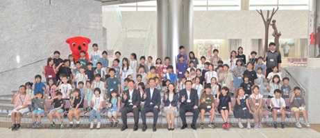 知事や教育長、子ども参観日に参加した職員と子ども、チーバくんの集合写真