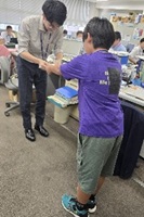 職員に名刺を渡す子どもの写真