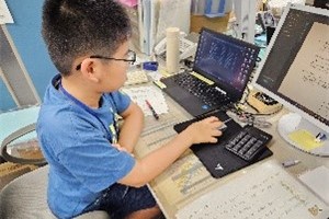 パソコン操作をする子どもの写真