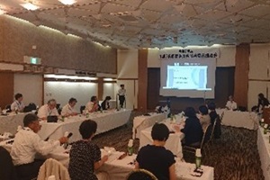 会議に参加する貞廣委員の写真