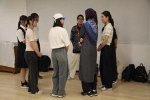 円になって自己紹介をする生徒たちの写真