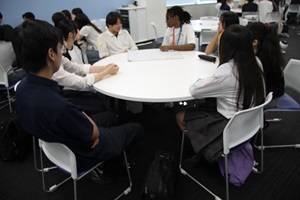 グループに分かれて振り返りをしている生徒の写真