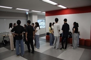 グループで自己紹介している様子の写真