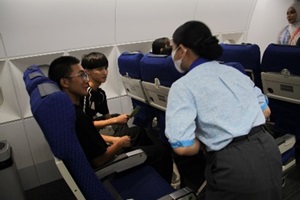 飛行機の中でCAさんとやり取りをする練習の写真