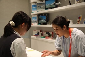 空港のカウンターでの会話を疑似体験している写真