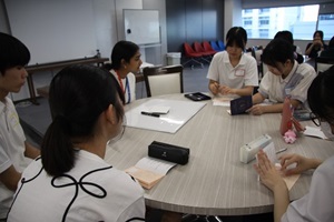 グループに分かれて振り返りをしている生徒の写真