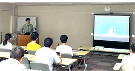 企業の担当者の説明を聞く参加者の写真