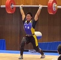 ウエイトリフティング（少年男子）の競技中の写真
