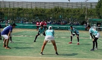 ソフトテニス（少年女子）の競技前の準備体操中の写真