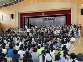 令和7年6月13日に実施した 「音楽のひろば」で児童が合唱を披露している様子
