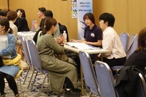 個別相談会に参加する生徒と保護者の写真