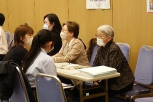 個別相談会に参加する生徒と保護者の写真