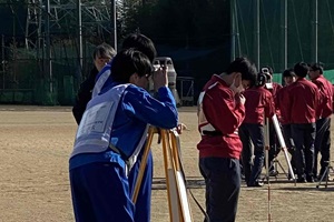 測量部門の競技中の写真