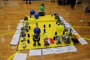 ロボットコンテスト部門で作成されたロボットたちの写真