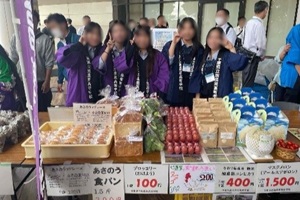 法被を着た生徒たちと販売ブースの写真