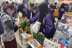 法被を着て接客をする高校生たちの写真