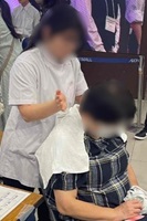 理容マッサージをする生徒と、マッサージを受けるお客さんの写真