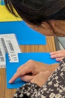 指先で展示をなぞる来場者の写真