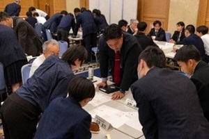 班に分かれてグループワークを行う指導者と生徒の写真