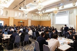 意見を交わす参加者たちの様子の写真