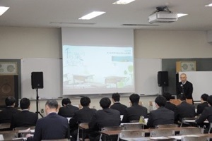 スクリーンを見ながら説明を受ける生徒たちの写真