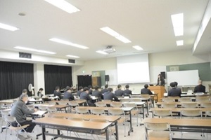 教諭の講話を聞く生徒たちの写真