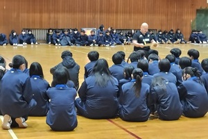 馬島誠さんからフィードバックを受ける生徒たちの写真