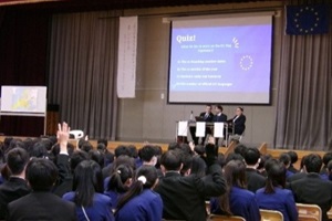 クイズで手を挙げる生徒たちの写真