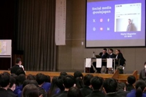 マイクを持って質問する生徒の写真