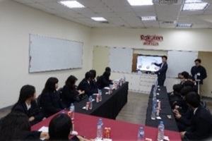 モニターの前で説明する楽天モンキーズの職員と説明を聞く教員・生徒の写真