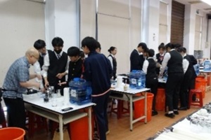 現地の高校生と一緒に実習を受ける生徒たちの写真